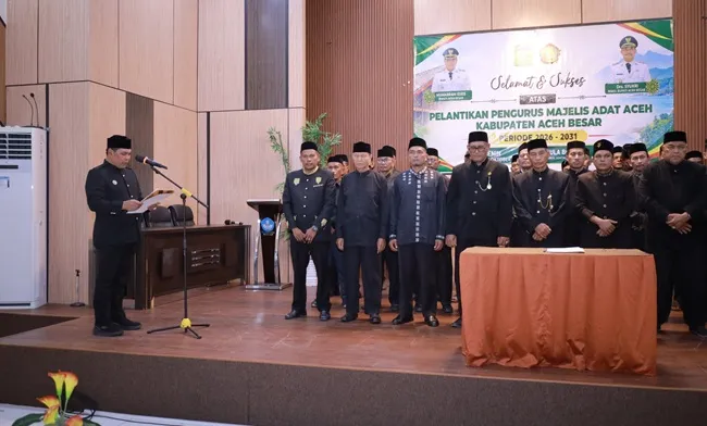 Bupati Syech Muharram Lantik Pengurus MAA Aceh Besar, Anwar Ahmad Jadi Ketua