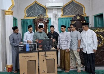 Irwansyah Serahkan Bantuan Pengeras Suara untuk Masjid Al Falah Neusu Jaya