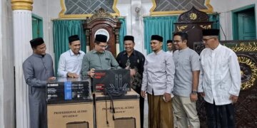 Irwansyah Serahkan Bantuan Pengeras Suara untuk Masjid Al Falah Neusu Jaya