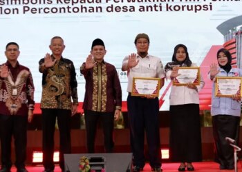 Wagub Aceh dan Wakil Ketua KPK Anugerahkan Penghargaan Desa Antikorupsi kepada 15 Gampong