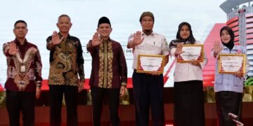 Wagub Aceh dan Wakil Ketua KPK Anugerahkan Penghargaan Desa Antikorupsi kepada 15 Gampong