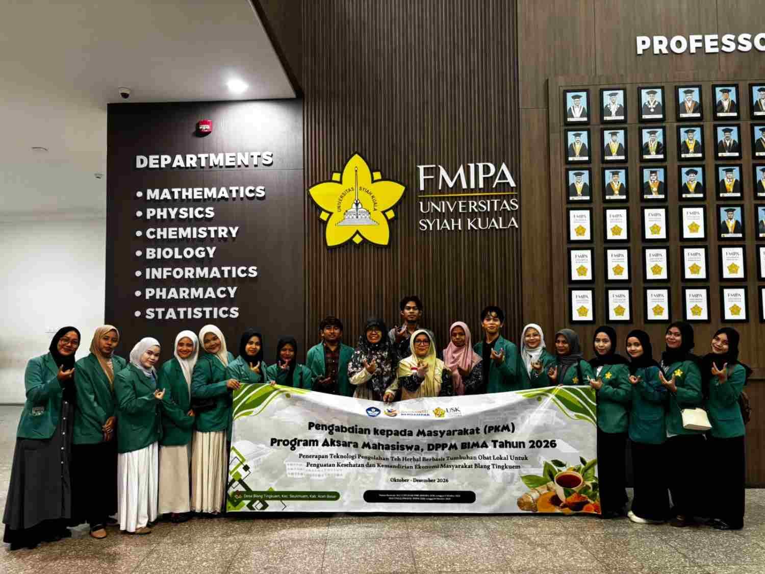 16 mahasiswa Universitas Syiah Kuala (USK) dari berbagai program studi dilepas untuk menjalankan program pengabdian kepada masyarakat di Desa Blang Tingkuem, Kecamatan Seulimuem, Kabupaten Aceh Besar. Pelepasan digelar di Ruang MIPA A 01.03, Fakultas MIPA USK, Banda Aceh, Rabu (28/10/2026), pukul 16.00 hingga sekitar 18.00 WIB. FOTO/Dok. Fakultas MIPA.