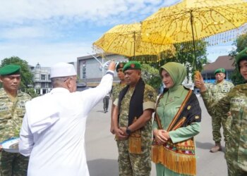 Kodam IM Sambut Kasdam Baru Brigjen TNI Ali Imran dengan Tradisi Peusijuek