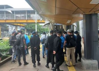 Anggota Brimob bersama polisi berpakaian preman melakukan sweeping di Halte Stasiun Palmerah, Jakarta Pusat, Senin (11/4/2022). FOTO/Net