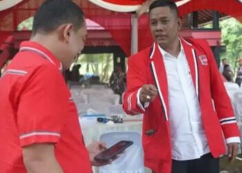 Mantan Ketua DPR Aceh, Dahlan Jamaluddin bersama Ketua DPR Aceh baru, Pon Yahya alias Saiful Bahri. FOTO/Net