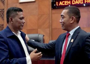 Mantan Ketua DPR Aceh, Dahlan Jamaluddin (kanan) saat bersama Ketua DPR Aceh Pon Yahya alias Saiful Bahri di Gedung Paripurna DPR Aceh. FOTO/Dok. DPR Aceh