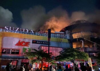 Petugas pemadam kebakaran berupaya melakukan pemadaman api yang membakar pusat berbelanjaan Suzuya Mal Banda Aceh, Provisi Aceh, Senin (4/4/2022) malam. FOTO/ANTARA/Khalis