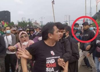 Pria yang dilingkari mark warna merah terekam memukul Ade Armando dari belakang. Setelahnya massa terpancing memukuli Ade Armando (Foto: dok istimewa/tangkapan layar video. FOTO/Tangkapan Layar
