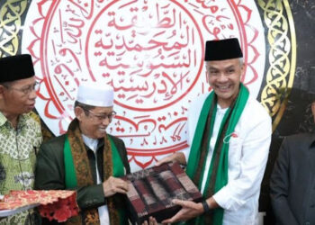 Berpeci saat Temui Sesepuh NU di Makassar, Ganjar Bermain Politik Identitas?