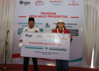 Serah terima Program Desa Maju Prudential tahap pertama sekaligus dimulainya tahap kedua oleh Michellina L. Triwardhany, Presiden Direktur Prudential Indonesia kepada Asbihani, Kepala Desa Tanjung Anom (kiri), pada 8 Juni 2022. (Istimewa)