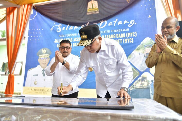 Gubernur Aceh, Ir. H. Nova Iriansyah, MT, didampingi Wakil Bupati Aceh Tamiang, Tengku Insyafuddin, ST, Sekda Aceh Timur, Ir. Mahyuddin, M.Si, Kadis PUPR Aceh, Mawardi, ST, melakukan penandatanganan prasasti saat meresmikan dan Soft Launching Kegiatan Peningkatan Jalan Batas Aceh Timur - Kota Karang Baru (MYC) dan Jalan Batas Gayo Lues - Babah Roet,Kabupaten Aceh Barat Daya, (MYC) di SD Babo, Kecamatan Bandar Pusaka,Karang Baru, Kabupaten Aceh Tamiang, Senin, (27/6/2022). (foto : dok. Pemerintah Aceh)