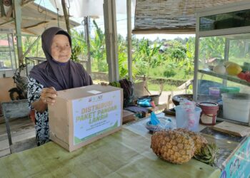 Nek Manfarisah Terima Paket Pangan Lansia dari ACT dan MRI