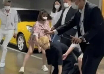 Berlutut di Hadapan Penggemar, Netizen Duga Jackson Wang sedang Mabuk : Keterlaluan!