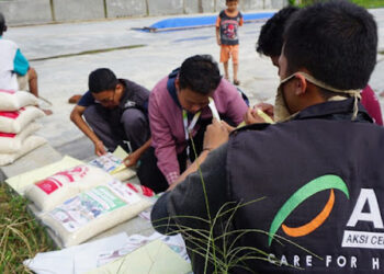 Salah seorang pria menggunakan baju seragam berwana hitam ACT. FOTO/Net