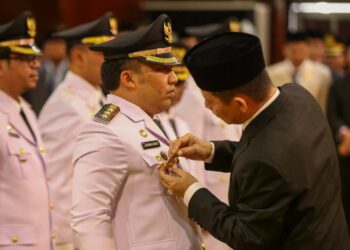 Muhammad Iswanto resmi menjadi Penjabat (Pj) Bupati Aceh Besar. setelah dilantik oleh Pj Gubernur Aceh, Achmad Marzuki, di Anjong Mon Mata, Banda Aceh, Kamis (14/7/2022) sore. FOTO/Dok. Istimewa