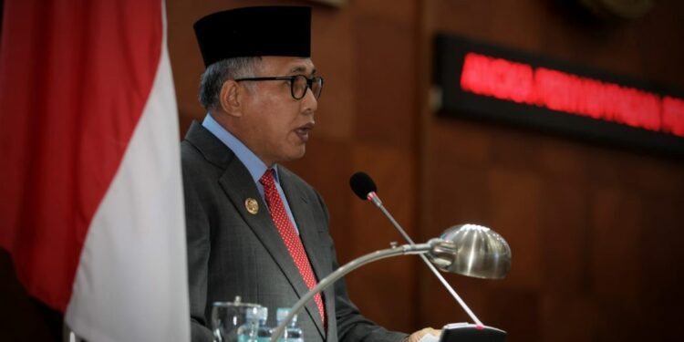 Gubernur Aceh, Nova Iriansyah saat membacakan LKP APBA 2021 di gedung Paripurna DPR Aceh. FOTO/Dok. DPR Aceh
