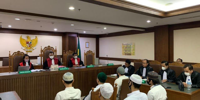 Enam terdakwa pengeroyokan Ade Armando bernama Marcos Iswan, Komar, Abdul Latif, Al Fikri Hidayatullah, Dhia Ul Haq dan Muhammad Bagja dituntut kurungan dua tahun penjara lantaran dinilai terbukti melakukan pengeroyokan. FOTO/Net