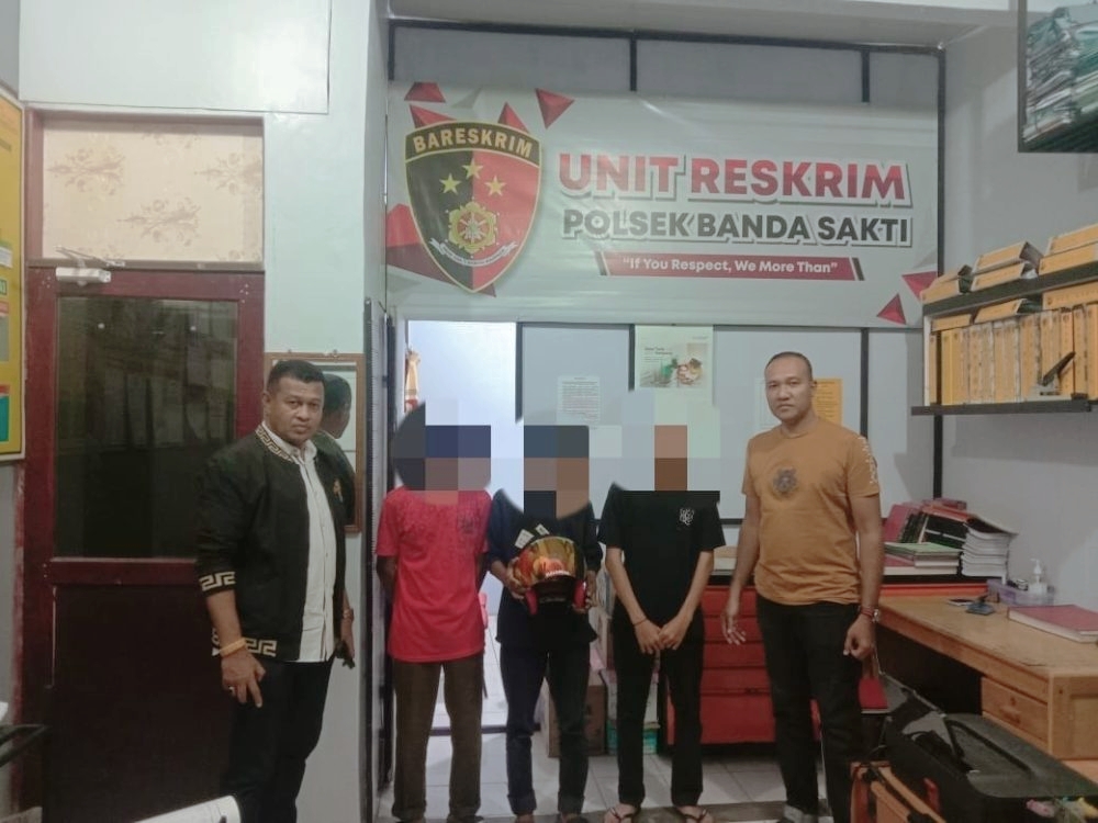 Kepolisian Sektor (Polsek) Banda Sakti mengamankan tiga bocah yang diduga melakukan pencurian helm di parkiran TK Kartika Jalan Iskandar Muda Kampung Jawa, Kota Lhokseumawe. Aksi tersebut terekam CCTV dan sempat viral di media sosial (medsos). FOTO/Net