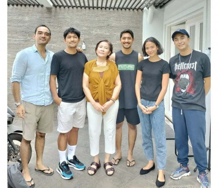 Arya Saloka dan bintang Gadis Kretek. (Instagram)