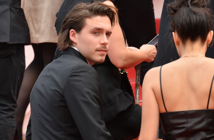 Bantah Victoria Beckham Bertengkar dengan Istrinya, Brooklyn Beckham : Semua Akur