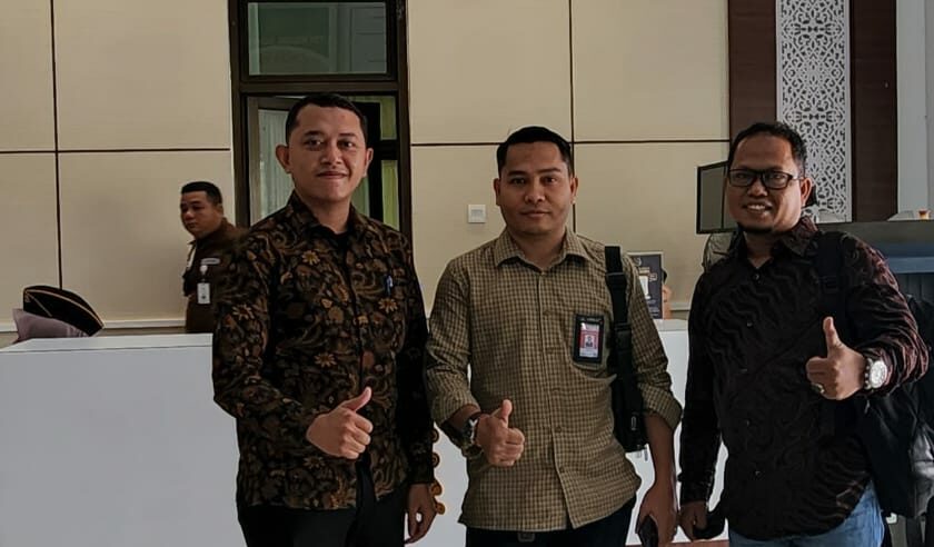 Kasibun Daulay bersama tim penasehat hukum lainnya advokat Faisal Qasim dan advokat Erha Ari Irwanda saat berada di Kantor Kejaksaan Tinggi Provinsi Aceh, Banda Aceh. FOTO/Dok. Pribadi