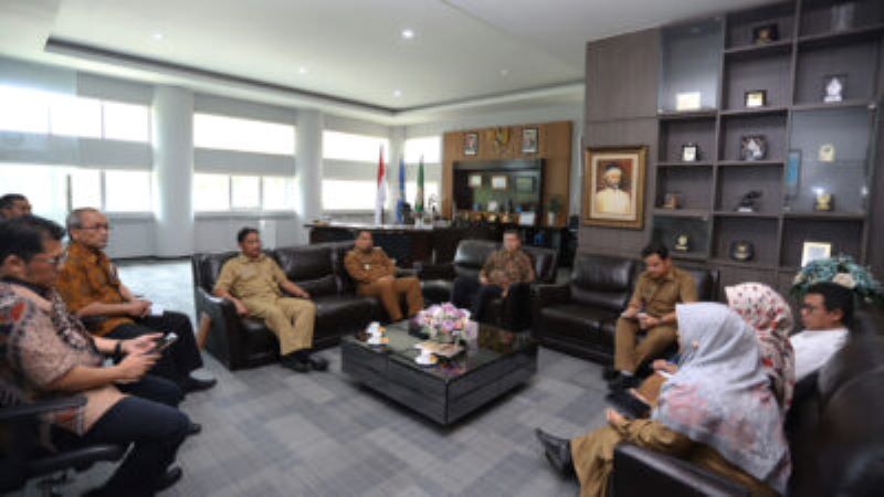 Kunjungan silaturahmi Pj Bupati Aceh Besar Muhammad Iswanto di Ruang Kerja Rektor Universitas Syiah Kuala (USK), Banda Aceh, Senin (15/8/2022). FOTO/Dok. Istimewa