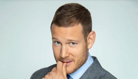 Profil Tom Hopper Pemeran Charlie di Love In The Villa