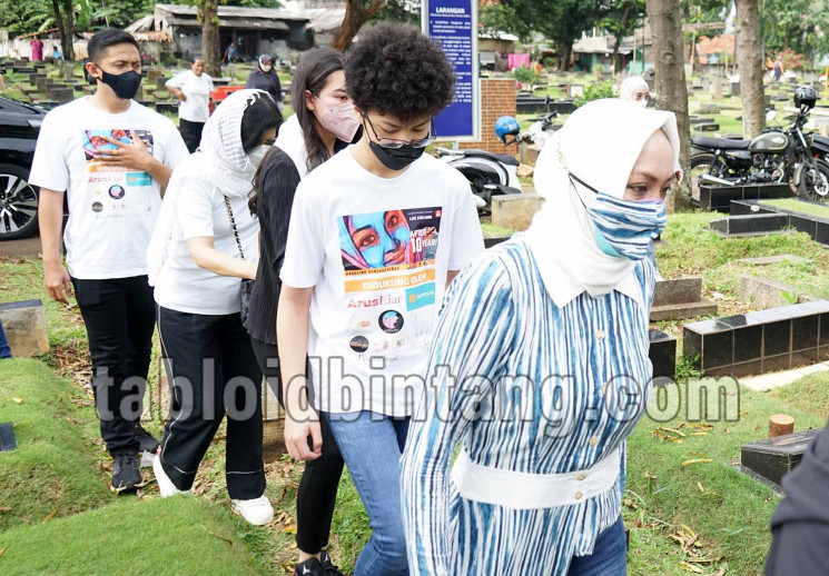 Anagelina Sondakh saat ziarah ke makam Adjie Massaid