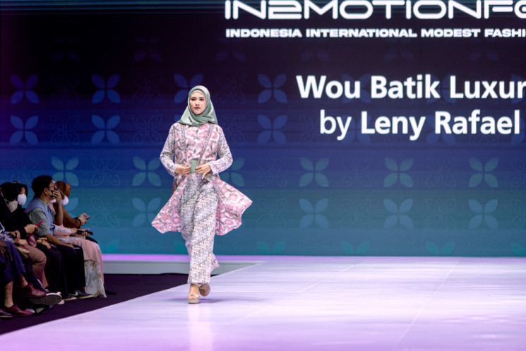 Desainer Leny Rafael berkolaborasi dengan batik WOU Batik. (Istimewa)