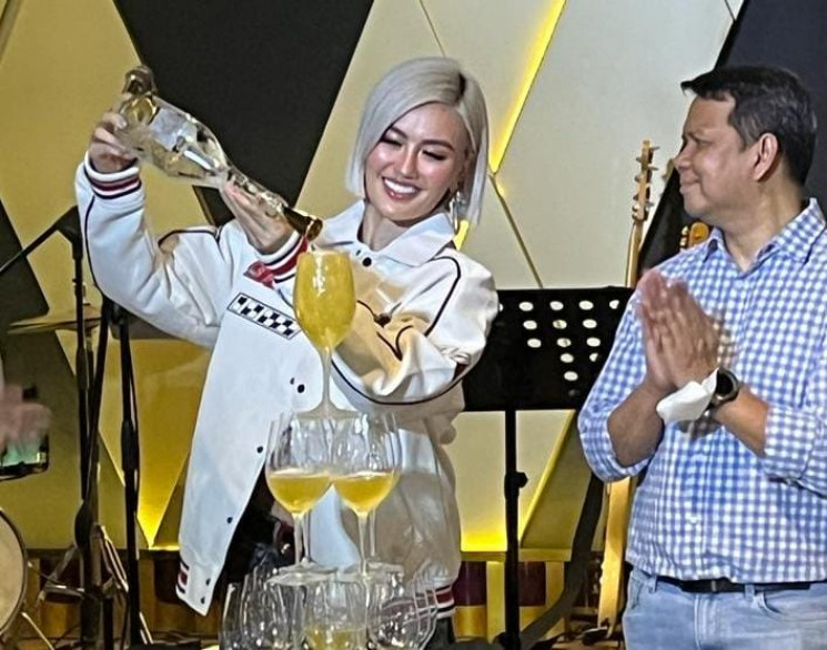Agnez Mo saat meresmikan pembukaan Senovarti, Minggu (02/10)