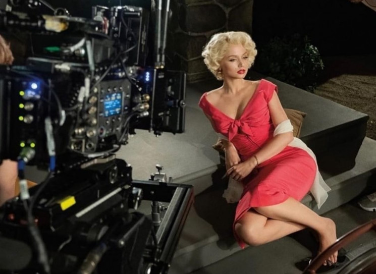 Ana&amp;nbsp;de Armas memerankan Marilyn Monroe dalam serial Blonde di Netflix