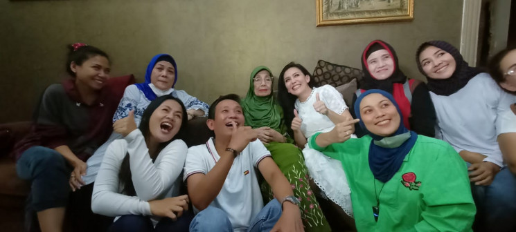 Nani wijaya saat dijenguk pemain dan kru Bajaj Bajuri di kediamannya kawasan BSD, Tangerang Selatan