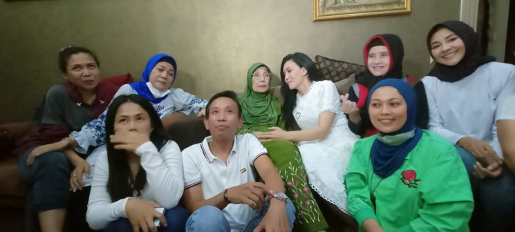 Nani wijaya saat dijenguk pemain dan kru sitkom Bajaj Bajuri di kediamannya kawasan BSD, Tangerang Selatan,  Jumat (14/10)
