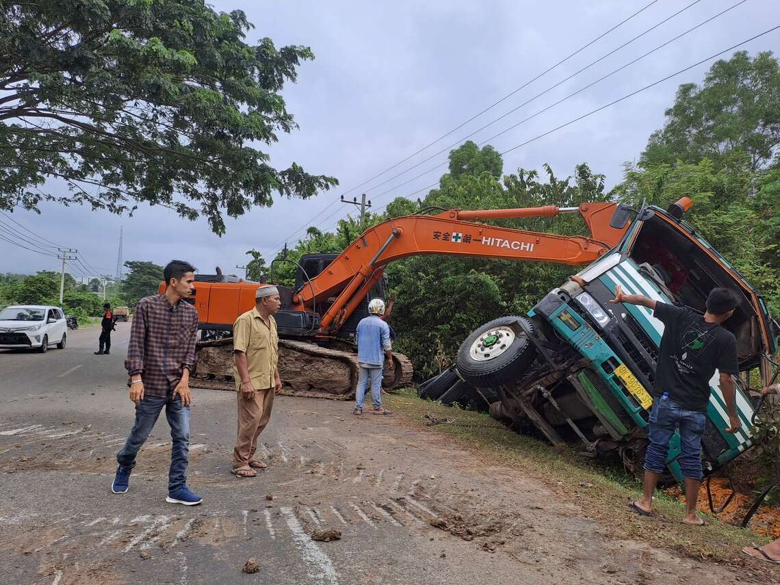 Diduga akibat rem blong, sebuah truk pengangkut crude palm oil (CPO) atau minyak sawit mentah hilang kendali dan terguling di Jalan Elak, Aceh Utara, Sabtu (5/11/2022). FOTO/HAI/Azhari