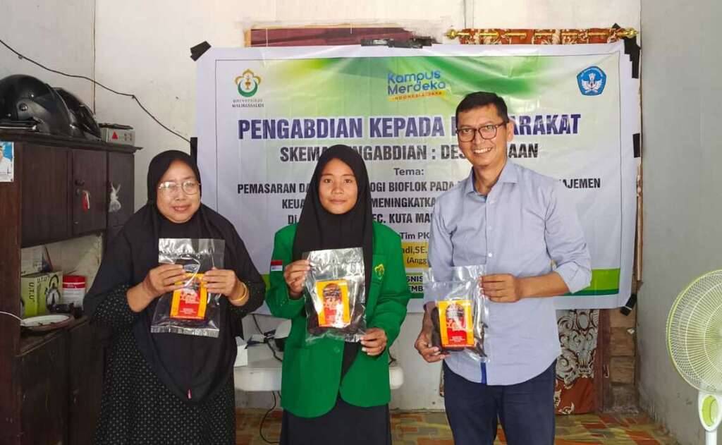 Kegiatan PKM (Program Kemitraan Masyarakat) ini diketuai oleh Yuli Asbar (prodi Kewirausahaan) Universitas Malikussaleh dengan anggota Iswadi, Muliani dan dibantu oleh sejumlah mahasiswa kelas bisnis digital dari prodi kewirausahaan. FOTO/Dok. Unimal