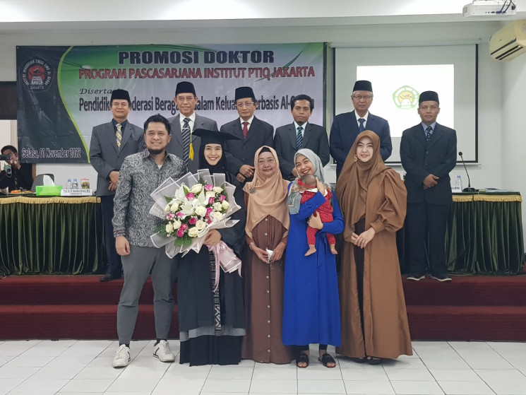 Oki Setiana Dewi mendapatkan gelar doktor di Institut PTIQ Jakarta. (Istimewa)