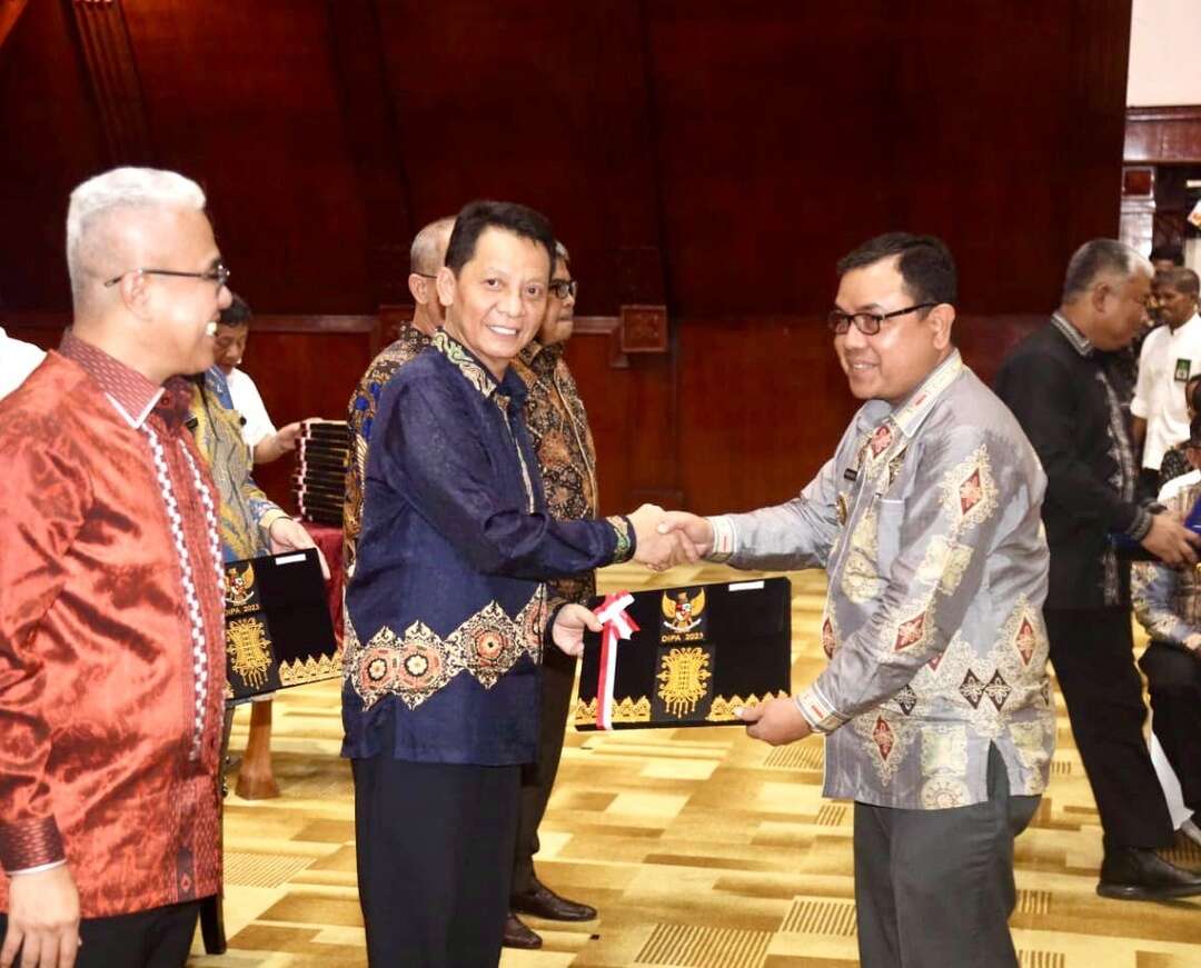 Pj Bupati Aceh Barat, Mahdi Efendi sedang menerima penghargaan, FOTO/Dok. Humas Pemkab Aceh Barat.