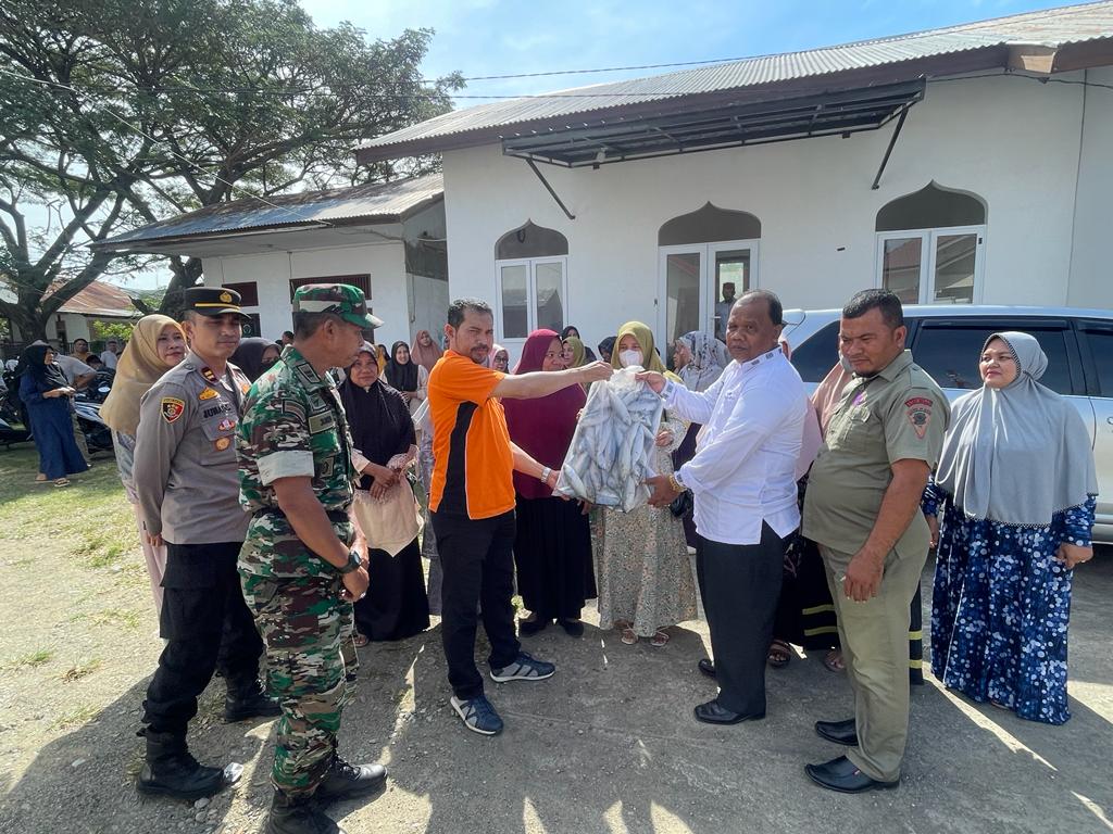 DKP Aceh Bagikan Ikan Kepada Masyarakat di Kantor Camat Darul Imarah