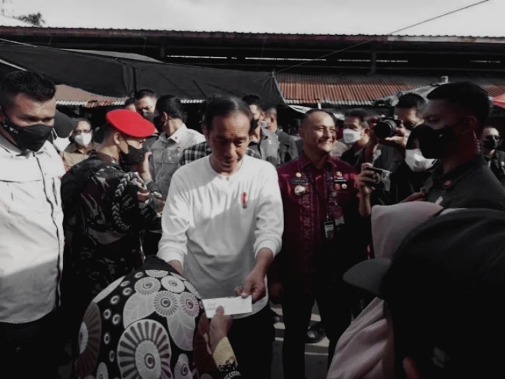 Presiden Republik Indonesia (RI) Jokowi alias Joko Widodo tiba di Kota Lhokseumawe, Provinsi Aceh, sekitar pukul 08.17 WIB melalui Bandara Malikussaleh Aceh Utara dan langsung mengunjungi Pasar Batuphat, Jumat (10/2/2023).