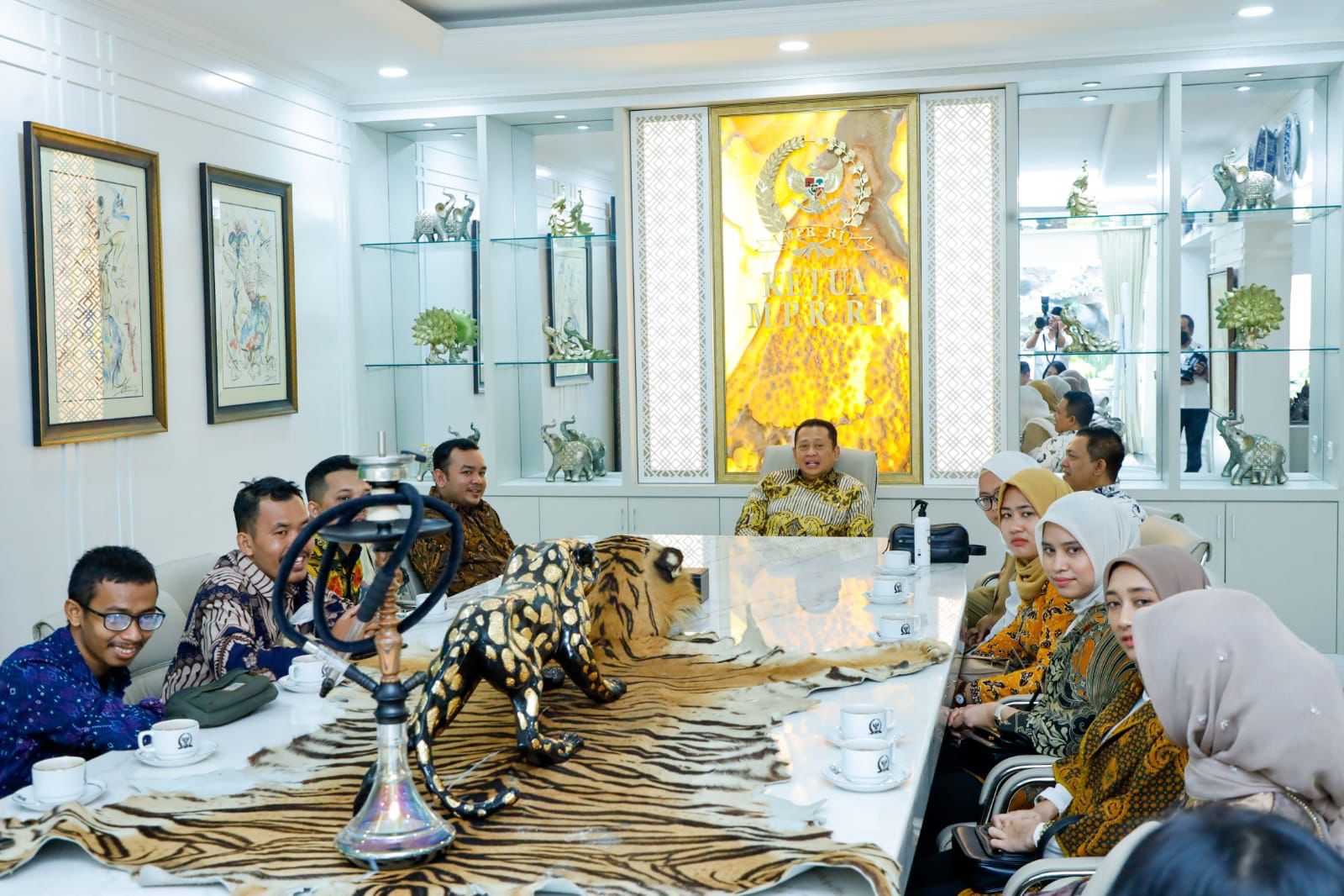 Ramai Kulit Harimau di Meja Kerja Ketua MPR, Warganet Minta KLHK Usut Tuntas