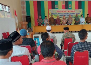 Foto bersama Kapolsek Murah Mulia, Koramil Murah Mulia, Mukim, tuha peut gampong, para imam, para pemuda dan tokoh-tokoh masyarakat Gampong Tanjong. FOTO/HAI/Azhari