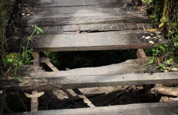 Jembatan gantung yang menjadi akses penghubung antar Desa Buga dan Desa Jawie di Kecamatan Seulimum, Kabupaten Aceh Besar mengalami kerusakan, Sabtu (4/3/2023). FOTO/Net