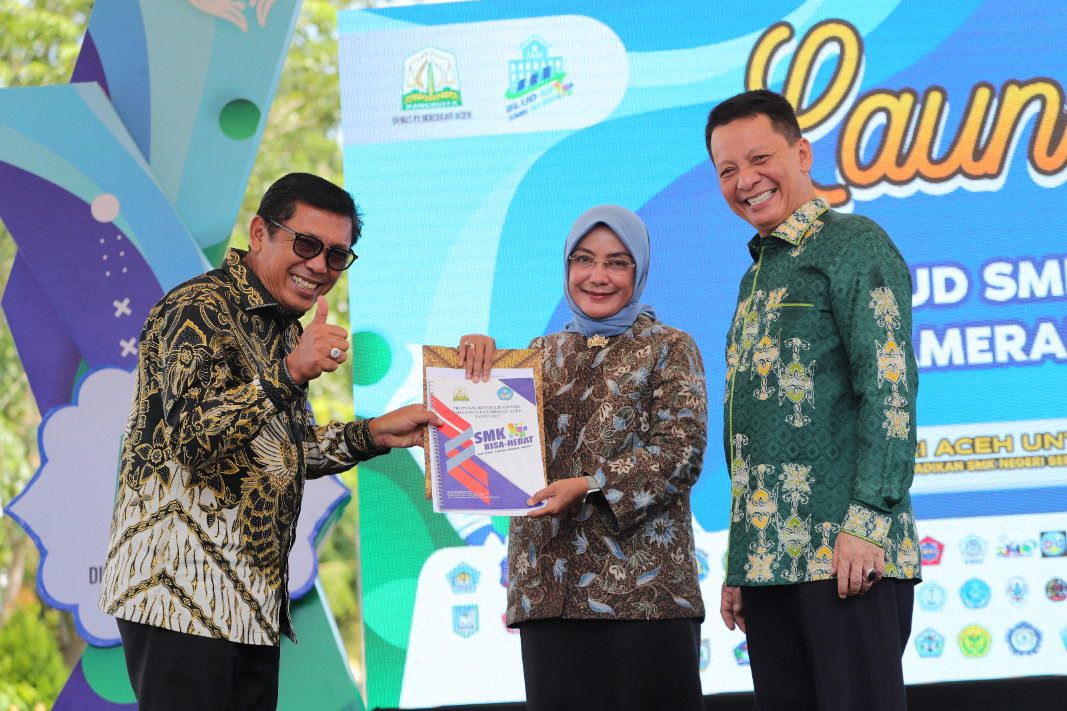 Peresmian BLUD SMK oleh Pj Gubernur Aceh, Achmad Marzuki didampingi Kepala Dinas Pendidikan Aceh, Alhudri dan Dirjen Vokasi Kemendikbudristek, Kiki Yuliati. FOTO/Dok. Disdik Aceh