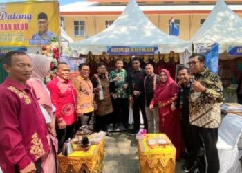 SMK Negeri Kabupaten Bener Meriah yang memamerkan produk dan jasa teaching factory (TeFa) Kopi Gayo dan beberapa varian menjadi daya tarik bagi pengunjung pada launching Badan Layanan Umum Daerah (BLUD) se-Aceh. FOTO/Dok. Disdik Aceh