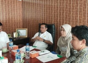 Kepala BPJS kesehatan cabang meulaboh dan pejabat pemkab Simeulue, FOTO/ist