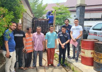 Sat Reskrim Polres Lhokseumawe melimpahkan empat tersangka (tahap II) tindak pidana eksploitasi hasil alam berupa bahan bakar minyak dan gas ke Kejaksaan Negeri Lhokseumawe, Jumat (28/4/2023). FOTO/HAI/Azhari