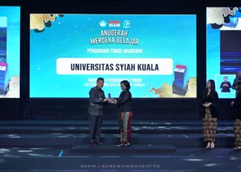 Penghargaan tersebut diserahkan oleh Inspektur Jendral Kementerian Pendidikan dan Kebudayaan Chatarina Muliana, kepada Rektor USK Profesor Marwan pada ajang Anugerah Merdeka Belajar tahun 2023 di Gedung Trimurti, Prambanan, Yogyakarta. FOTO/Dok. Humas USK
