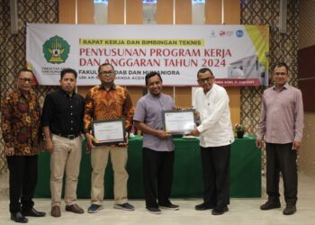 Kegiatan rapat kerja ini diikuti oleh 40 peserta yang terdiri dari Dekan dan para Wakil Dekan Bidang Administrasi Umum, Perencanaan dan Keuangan, Kabag Tata Usaha, Sub Koordinator, Senator, ketua program studi dan unit-unit kerja di lingkungan Fakultas Adab dan Humaniora UIN Ar-Raniry Banda Aceh. FOTO/Dok. UIN Ar-Raniry