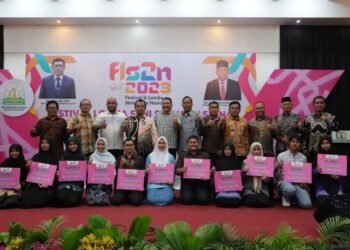Pelaksana Harian (Plh) Kepala Dinas Pendidikan Aceh, Dr. Asbaruddin menutup Festival Lomba Seni Siswa Nasional (FLS2N) jenjang SMA tingkat Provinsi Aceh yang dilaksanakan di Grand Aceh Syariah Banda Aceh pada Minggu, 9 Juli 2023. FOTO/Dok. Disdik Aceh