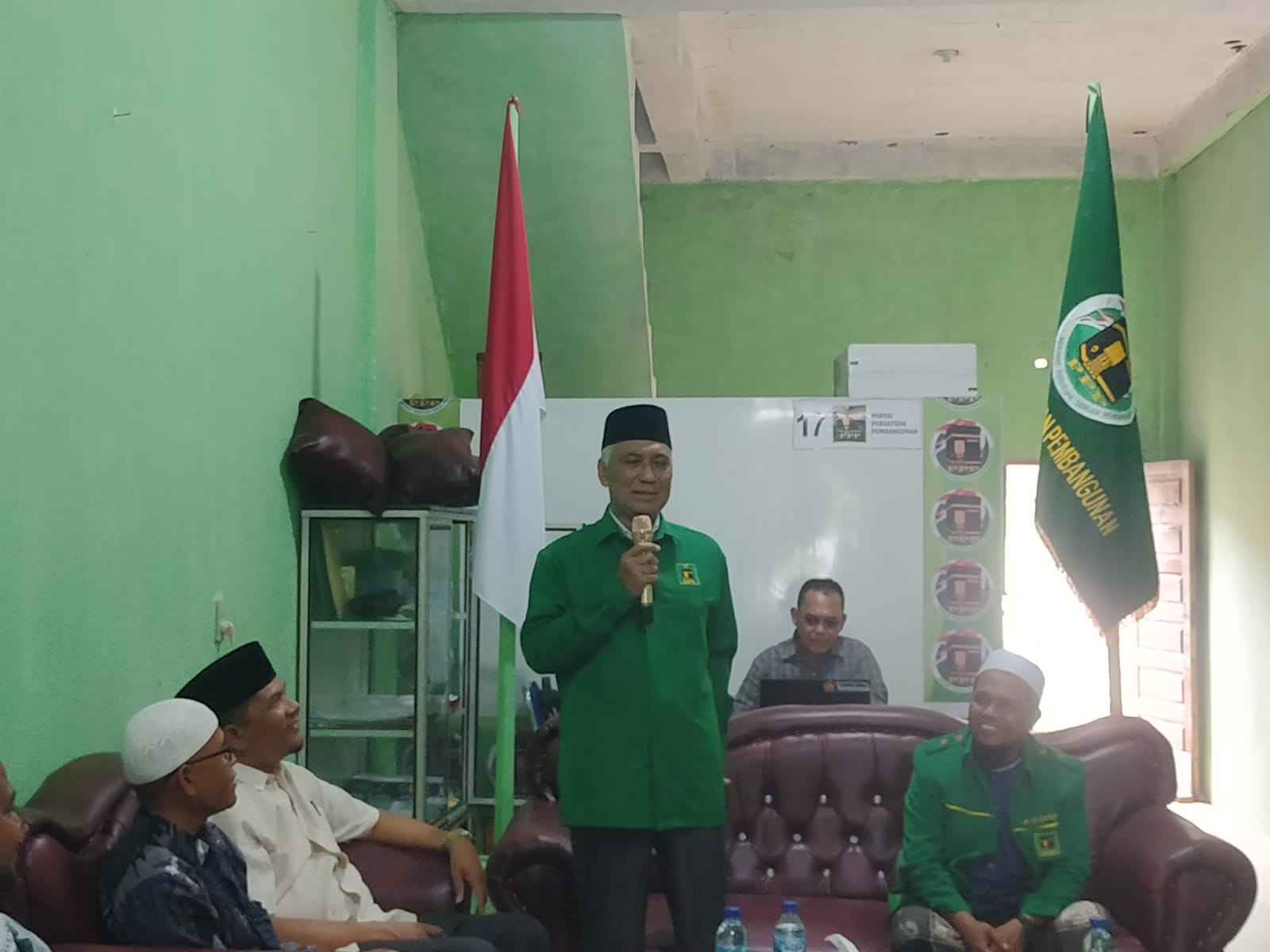 Bakal Calon Legislatif (Bacaleq) DPR RI Dapil Aceh 2 dari PPP, Tarmizi A. Karim bersilaturahmi dengan dengan jajaran pengurus Aceh Timur di dunia kantor DPC PPP Aceh Timur, Idi (13/08). FOTO/HAI/Jais Rambong